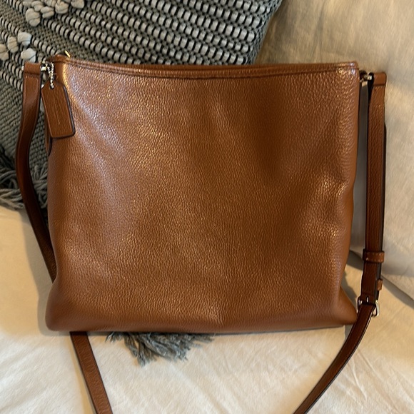 Beautiful all leather Coach crossbody bag. Great condition. See photos! - Picture 5 of 10
